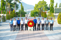 Trường Đại học Nha Trang dâng hương tưởng niệm các anh hùng liệt sĩ nhân kỷ niệm 51 năm Ngày Giải phóng miền Nam