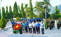 Trường Đại học Nha Trang đặt vòng hoa, dâng hương tưởng niệm các Anh hùng liệt sĩ nhân kỷ niệm 79 năm Ngày Thương binh - Liệt sĩ