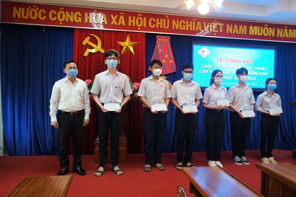 Tặng học bổng trị giá hơn 40 triệu đồng cho thí sinh tham gia cuộc thi Khoa học kỹ thuật dành cho học sinh tỉnh Khánh Hòa năm học 2021-2022