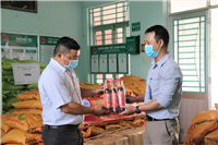 Trường ĐH Nha Trang: Tặng 3 tấn gạo và 300 chai nước mắm cho đồng bào xã Giang Ly