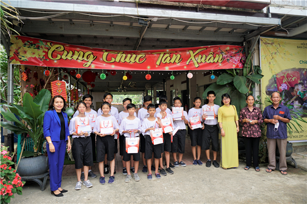 Dự án Phát triển Cộng đồng Anh ngữ tỉnh Khánh Hòa: Thăm và tặng quà tại các mái ấm tình thương 