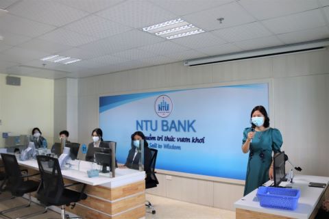 Sinh viên Trường ĐH Kinh tế - Luật tham quan học tập tại phòng thực hành NTU Bank