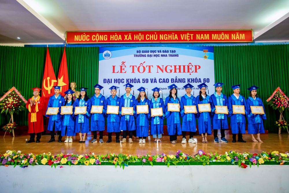 Trường ĐH Nha Trang tổ chức lễ trao bằng tốt nghiệp Đại học, Cao đẳng năm 2022