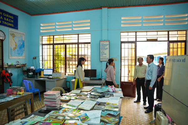 Trường Đại học Nha Trang thăm và tặng tivi hỗ trợ Trường Tiểu học số 2 Ninh Hiệp sau mưa lũ