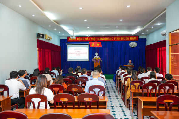 Trường Đại học Nha Trang tổ chức Lễ công bố và trao quyết định tuyển dụng viên chức năm 2025