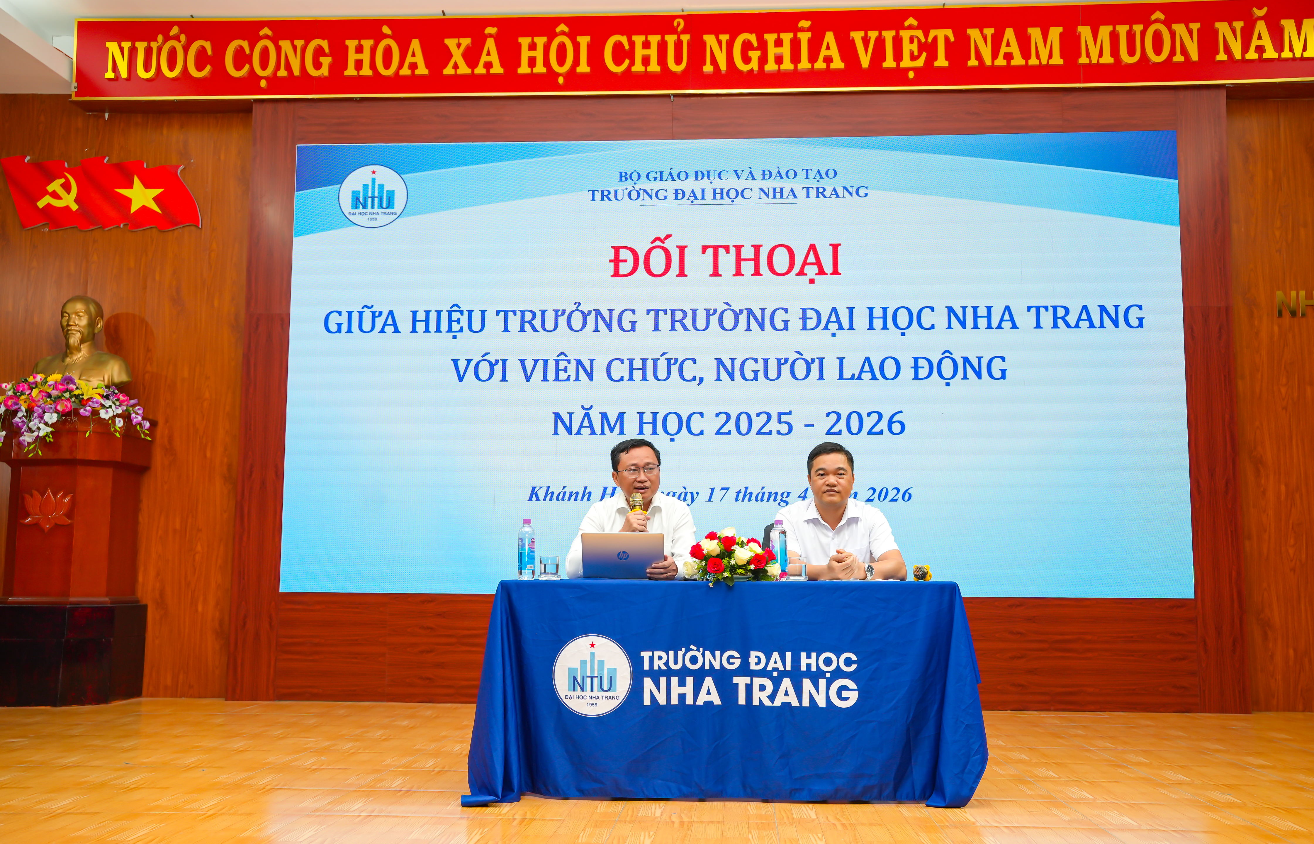Trường Đại học Nha Trang tổ chức Chào cờ Quý II và đối thoại với viên chức, người lao động năm 2026
