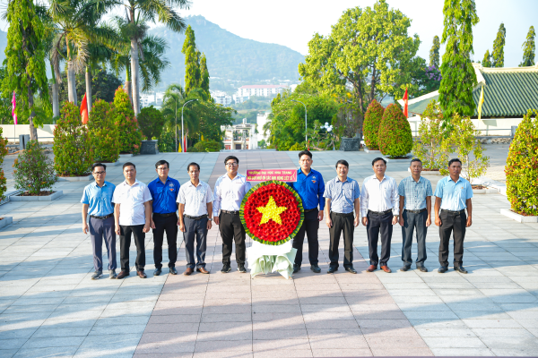 Trường Đại học Nha Trang dâng hương tưởng niệm các anh hùng liệt sĩ nhân kỷ niệm 51 năm Ngày Giải phóng miền Nam
