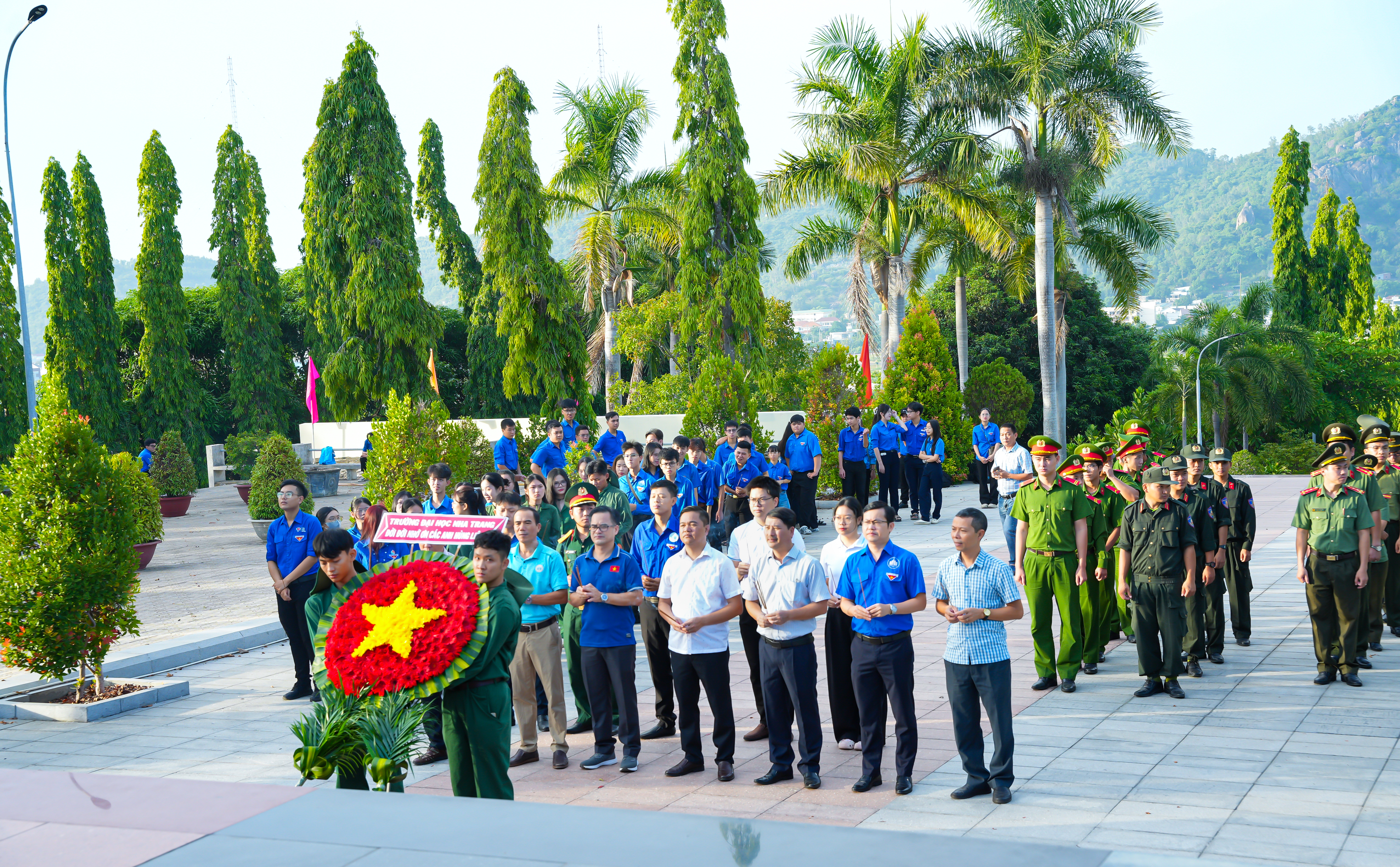 Trường Đại học Nha Trang đặt vòng hoa, dâng hương tưởng niệm các Anh hùng liệt sĩ nhân kỷ niệm 79 năm Ngày Thương binh - Liệt sĩ