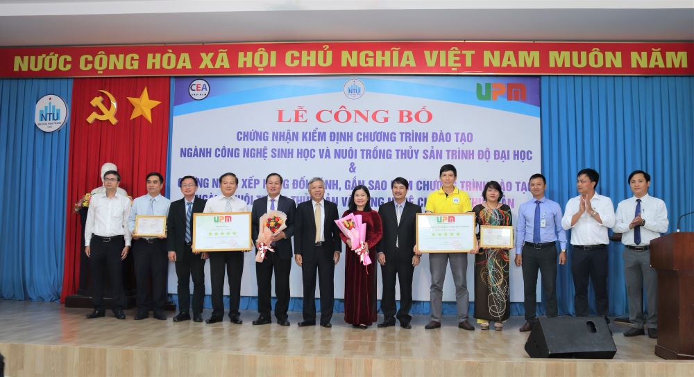 Trao Giấy chứng nhận Kiểm định chất lượng chương trình đào tạo và Giấy chứng nhận CTĐT đạt chuẩn 5 sao UPM