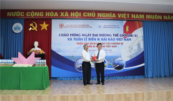 Triển lãm sách và báo cáo chuyên đề về biển và hải đảo Việt Nam tại Trường ĐH Nha Trang