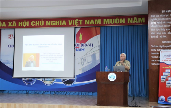 Triển lãm sách và báo cáo chuyên đề về biển và hải đảo Việt Nam tại Trường ĐH Nha Trang