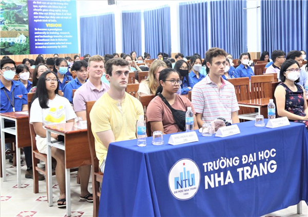 Sinh viên tham gia chương trình giao lưu văn hóa Việt – Mỹ