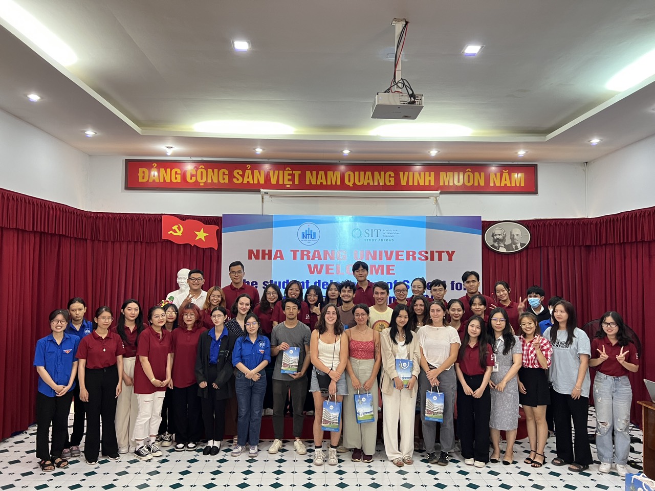 Sinh viên Trường ĐH Nha Trang trao đổi, học tập với đoàn sinh viên Hoa Kỳ