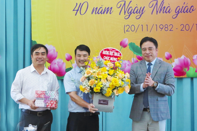 Thường trực tỉnh ủy Khánh Hòa thăm Trường ĐH Nha Trang nhân dịp kỷ niệm Ngày Nhà giáo Việt Nam 20/11