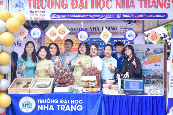 Gần 2000 học sinh tham gia Ngày hội tư vấn tuyển sinh tại Trường ĐH Nha Trang