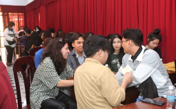 Sinh viên Trường ĐH Nha Trang giao lưu với đoàn sinh viên Hoa Kỳ