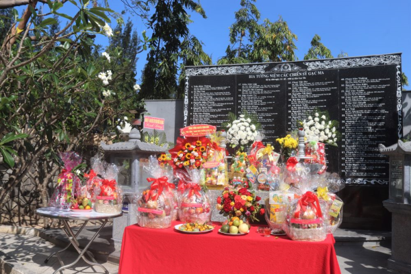Lãnh đạo Trường ĐH Nha Trang dâng hương tưởng niệm các liệt sĩ Gạc Ma