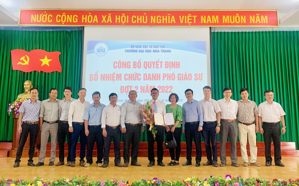 Trường ĐH Nha Trang công bố các quyết định nhân sự và khen thưởng 