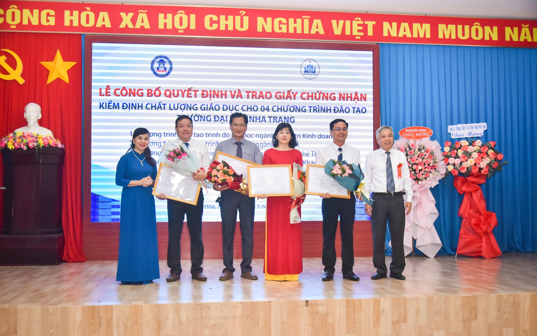 Trao Giấy chứng nhận Kiểm định chất lượng chương trình đào tạo cho 04 ngành tại Trường ĐH Nha Trang