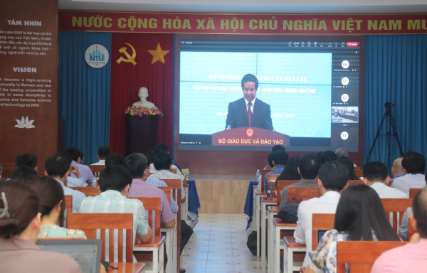 Viên chức, người lao động Trường ĐH Nha Trang tham gia buổi gặp gỡ, đối thoại trực tuyến với Bộ trưởng Bộ Giáo dục và Đào tạo