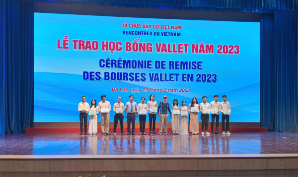 Sinh viên Trường ĐH Nha Trang vinh dự nhận học bổng Vallet năm 2023