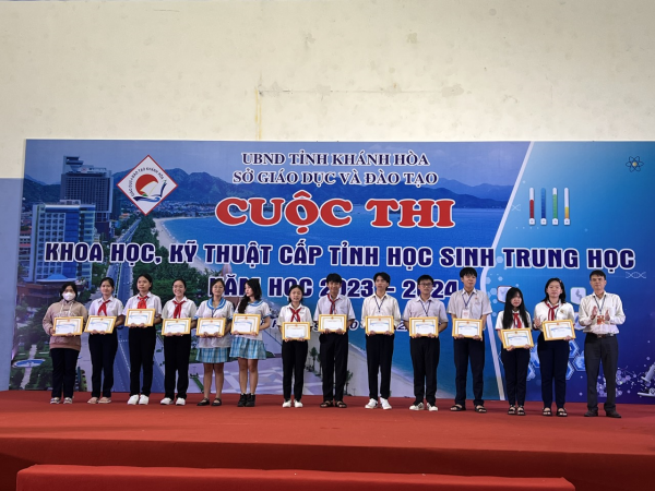 Trường ĐH Nha Trang tặng học bổng cho các dự án đạt giải tại cuộc thi KHKT học sinh trung học tỉnh Khánh Hòa năm học 2023-2024