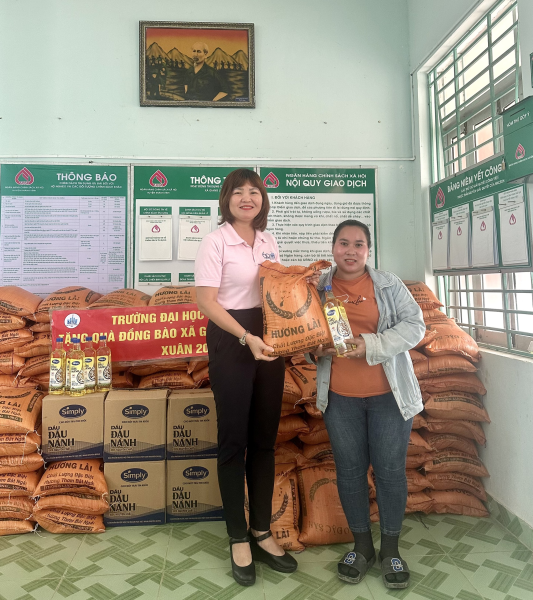 Trường ĐH Nha Trang tặng quà tết cho đồng bào miền núi huyện Khánh Vĩnh (Khánh Hòa)