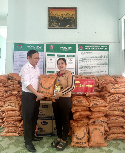 Trường ĐH Nha Trang tặng quà tết cho đồng bào miền núi huyện Khánh Vĩnh (Khánh Hòa)