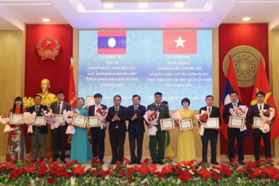 Trường ĐH Nha Trang nhận bằng khen của Tỉnh trưởng Champasak (CHDCND Lào)