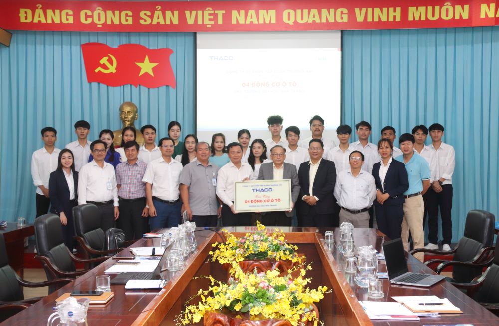 Làm việc với đại diện Tập đoàn Trường Hải