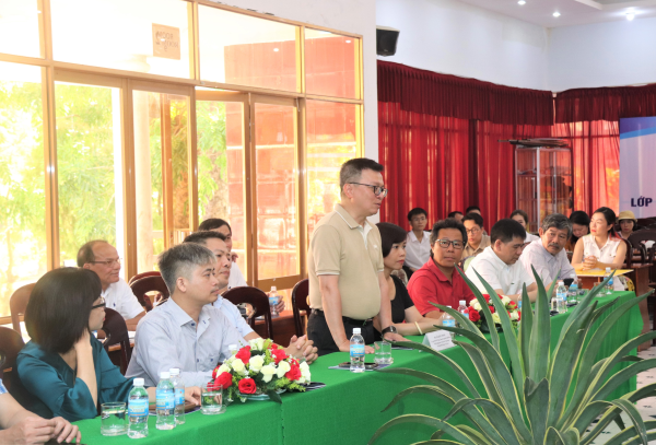 Báo Nhân Dân thăm, tặng quà Trường Đại học Nha Trang
