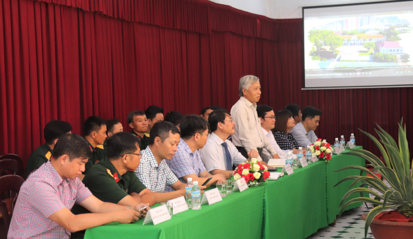 Báo Nhân Dân thăm, tặng quà Trường Đại học Nha Trang
