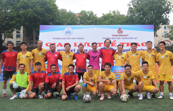 Trận giao hữu bóng đá giữa Trường ĐH Nha Trang và Trường ĐH Yersin Đà Lạt