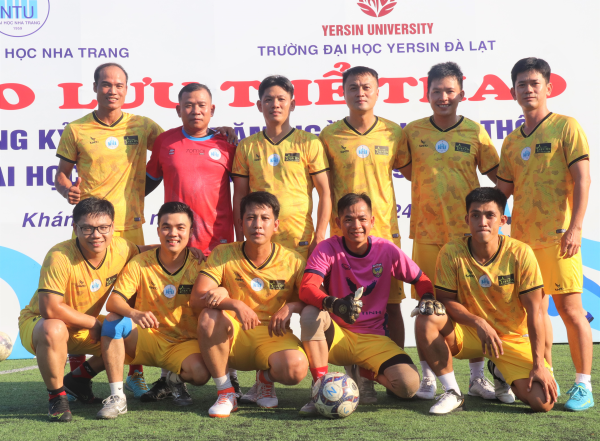Trận giao hữu bóng đá giữa Trường ĐH Nha Trang và Trường ĐH Yersin Đà Lạt