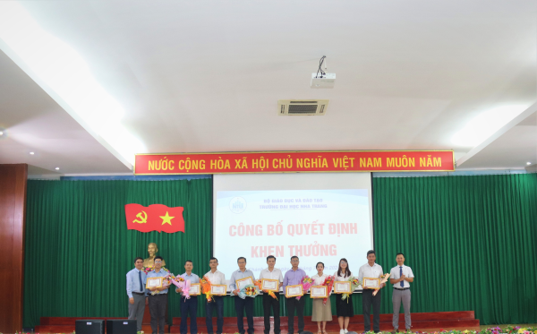 Trường Đại học Nha Trang tổ chức lễ Chào cờ và trao huy hiệu Đảng, công bố quyết định nhân sự và khen thưởng