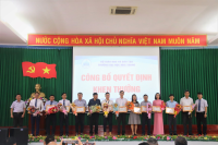 Trường Đại học Nha Trang tổ chức lễ Chào cờ và trao huy hiệu Đảng, công bố quyết định nhân sự và khen thưởng