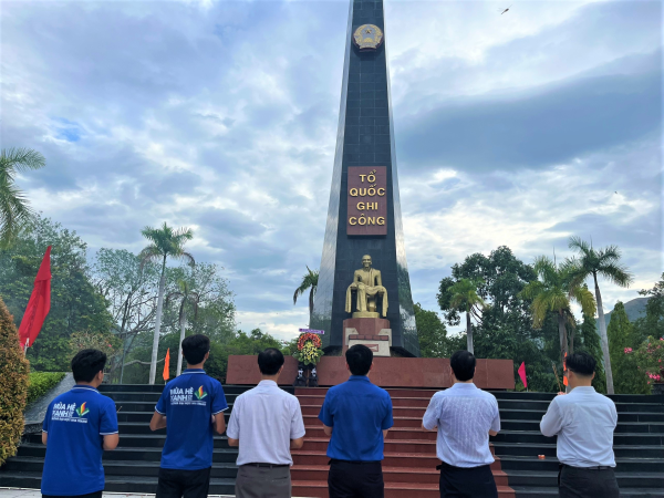 Kỷ niệm 77 năm Ngày Thương binh - Liệt sĩ: Trường Đại học Nha Trang dâng hương tại Nghĩa trang liệt sĩ Hòn Dung
