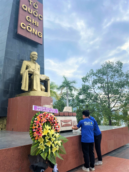 Kỷ niệm 77 năm Ngày Thương binh - Liệt sĩ: Trường Đại học Nha Trang dâng hương tại Nghĩa trang liệt sĩ Hòn Dung