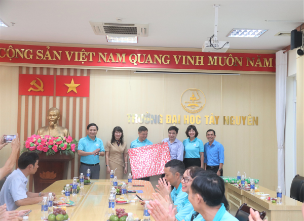 Công đoàn Trường Đại học Nha Trang học tập, trao đổi kinh nghiệm với Công đoàn Trường Đại học Tây Nguyên