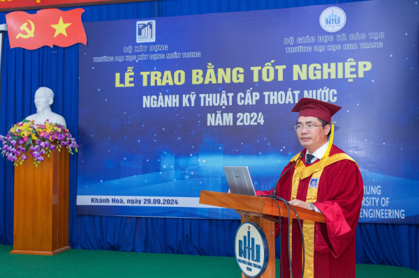 Lễ trao bằng tốt nghiệp cho sinh viên hệ vừa học vừa làm ngành Kỹ thuật cấp thoát nước tại Khánh Hòa