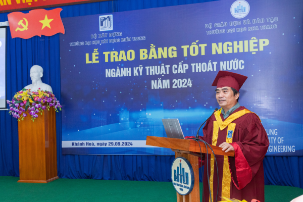 Lễ trao bằng tốt nghiệp cho sinh viên hệ vừa học vừa làm ngành Kỹ thuật cấp thoát nước tại Khánh Hòa