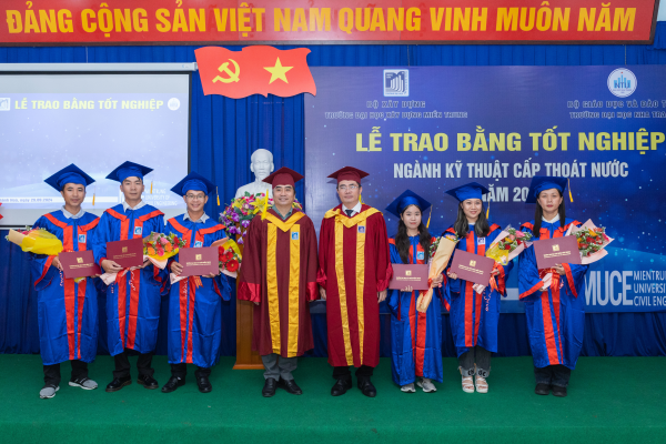 Lễ trao bằng tốt nghiệp cho sinh viên hệ vừa học vừa làm ngành Kỹ thuật cấp thoát nước tại Khánh Hòa