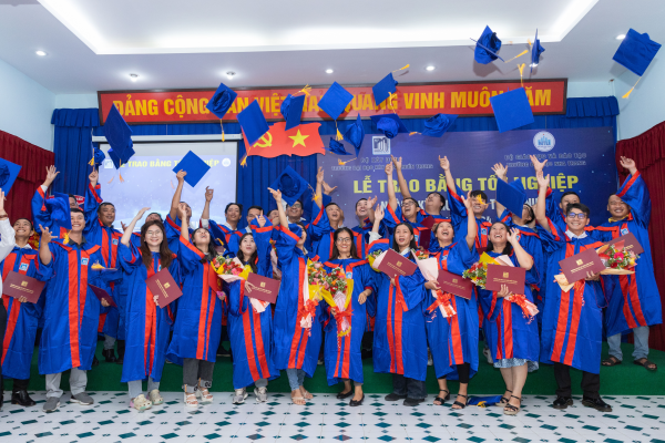 Lễ trao bằng tốt nghiệp cho sinh viên hệ vừa học vừa làm ngành Kỹ thuật cấp thoát nước tại Khánh Hòa