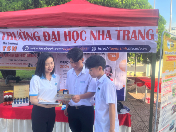 Trường Đại học Nha Trang trao tặng kinh phí, tài khoản thư viện số  và giới thiệu sản phẩm nghiên cứu khoa học tại tỉnh Đắk Lắk