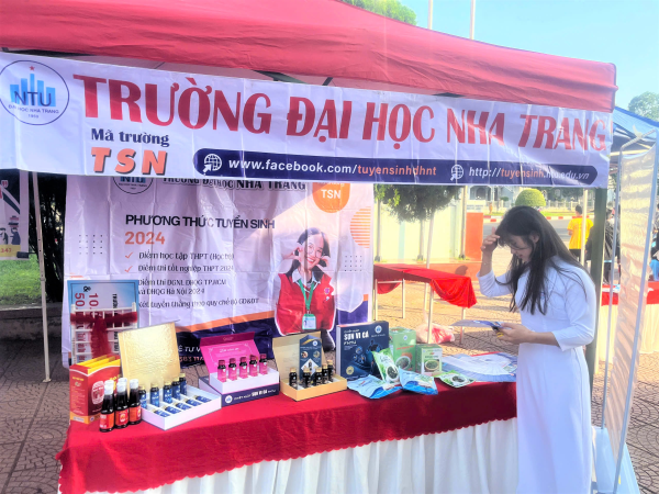 Trường Đại học Nha Trang trao tặng kinh phí, tài khoản thư viện số  và giới thiệu sản phẩm nghiên cứu khoa học tại tỉnh Đắk Lắk