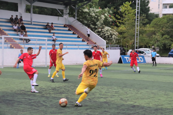 Khai mạc Giải bóng đá thiện nguyện tại Trường Đại học Nha Trang: Gây quỹ học bổng cho học sinh nghèo hiếu học