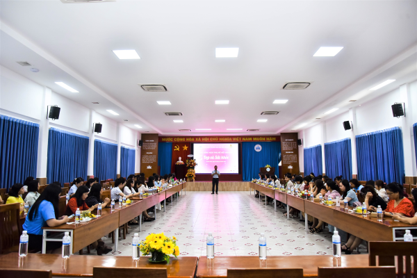 Công đoàn Trường Đại học Nha Trang tổ chức tọa đàm  chào mừng Ngày Phụ nữ Việt Nam 20/10