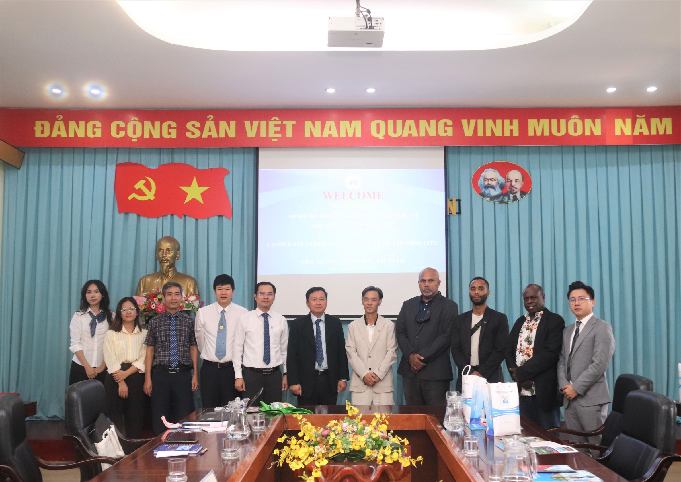 Trường Đại học Nha Trang tiếp và làm việc với Tổng Lãnh sự quán Cộng hòa Vanuatu