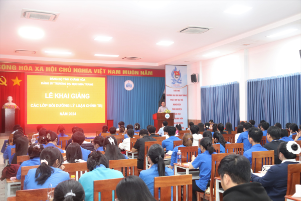 Trường Đại học Nha Trang tổ chức lớp bồi dưỡng  nhận thức về Đảng và lớp Đảng viên mới