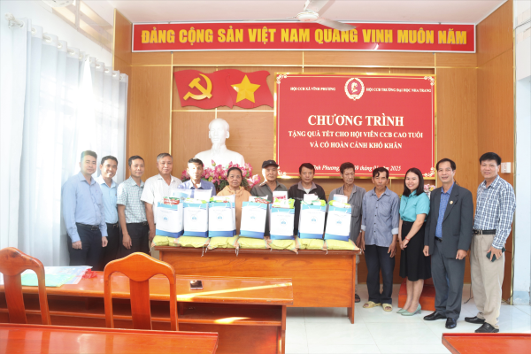 Hội Cựu chiến binh Trường Đại học Nha Trang tặng quà tại xã Vĩnh Phương